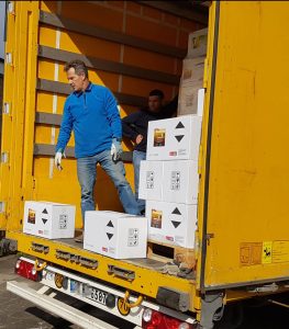 Heiko Rether beim Abladen eines Trucks mit Ware aus der Türkei