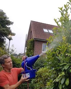 Heiko Rether sprüht mit dem Kaltvernebler hardworker an eine Hecke