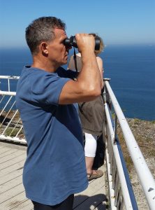 Heiko Rether mit Fernglas